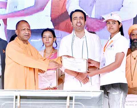 सीएम योगी ने बागपत में 351 करोड़ रुपये की 281 विकास परियोजनाओं का किया लोकार्पण और शिलान्यास सीएम योगी ने बागपत में 351 करोड़ रुपये की 281 विकास परियोजनाओं का किया लोकार्पण और शिलान्यास